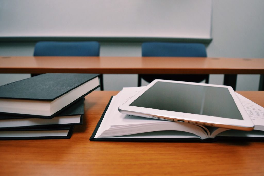 Libros y una tablet sobre un escritorio
