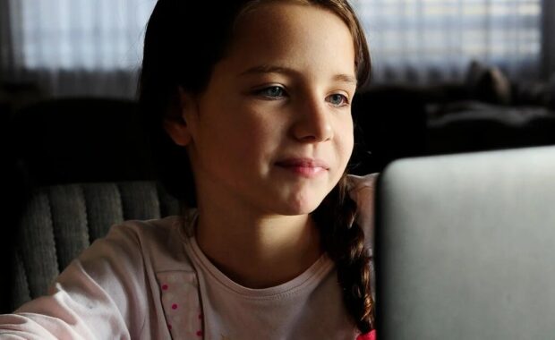 Niña con una Notebook