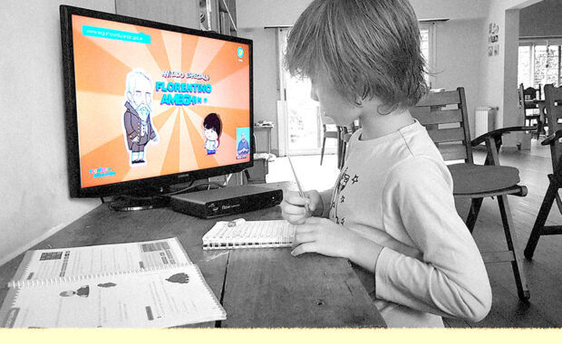 Niño tomando clases a distancia mediante un ordenador