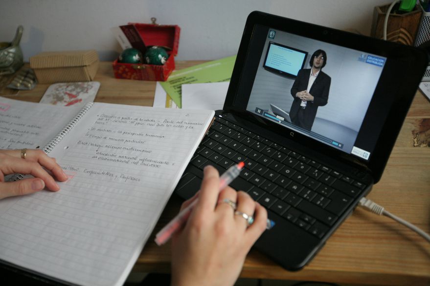 Persona trabajando con un cuaderno y una notebook